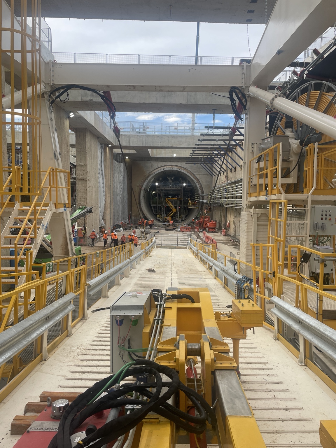 Gantry crane nel cantiere australiano, con l’ingresso della galleria sullo sfondo