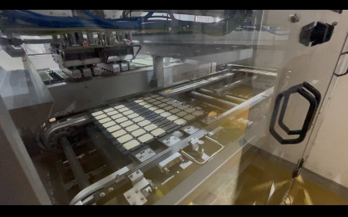 Inseritore wafer su una linea di produzione alimentare